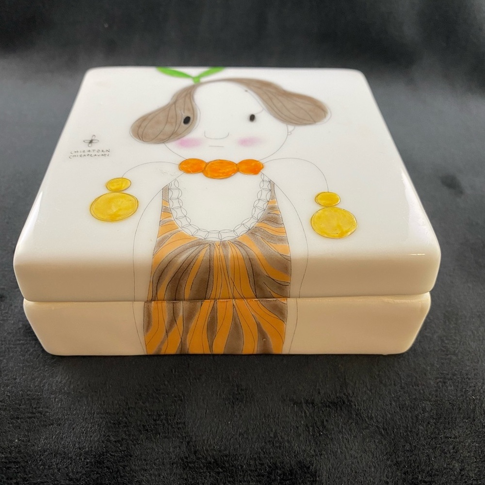 Adorable M L Chiratorn Chirapravati ceramic box - Picture 2 of 8